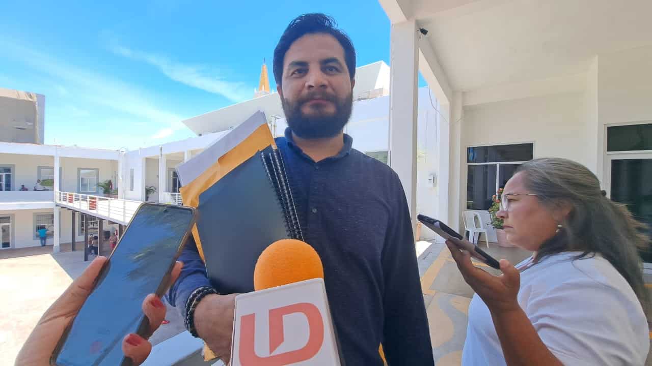 Paúl Galindo Maldonado, titular de la Dirección de Planeación del Desarrollo Sustentable de Mazatlán, en entrevista con los medios de comunicación