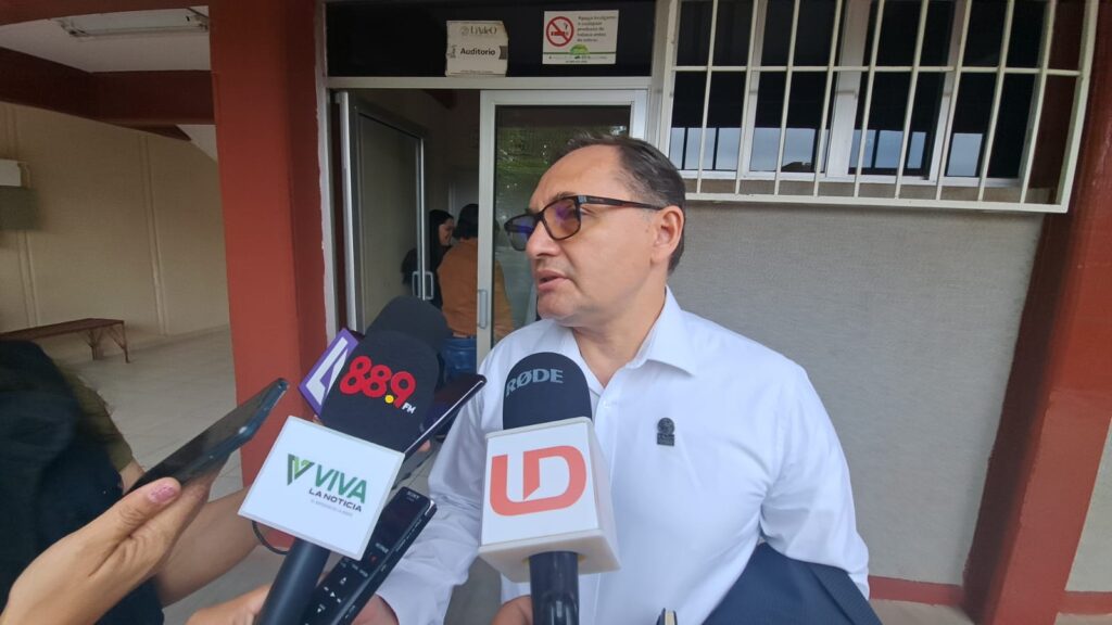 Pedro Flores Leal, rector de la UAdeO, en entrevista con los medios de comunicación en Guasave