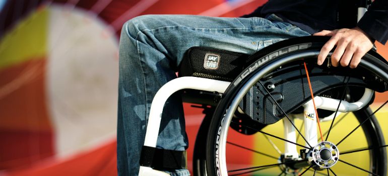 Una persona en silla de ruedas