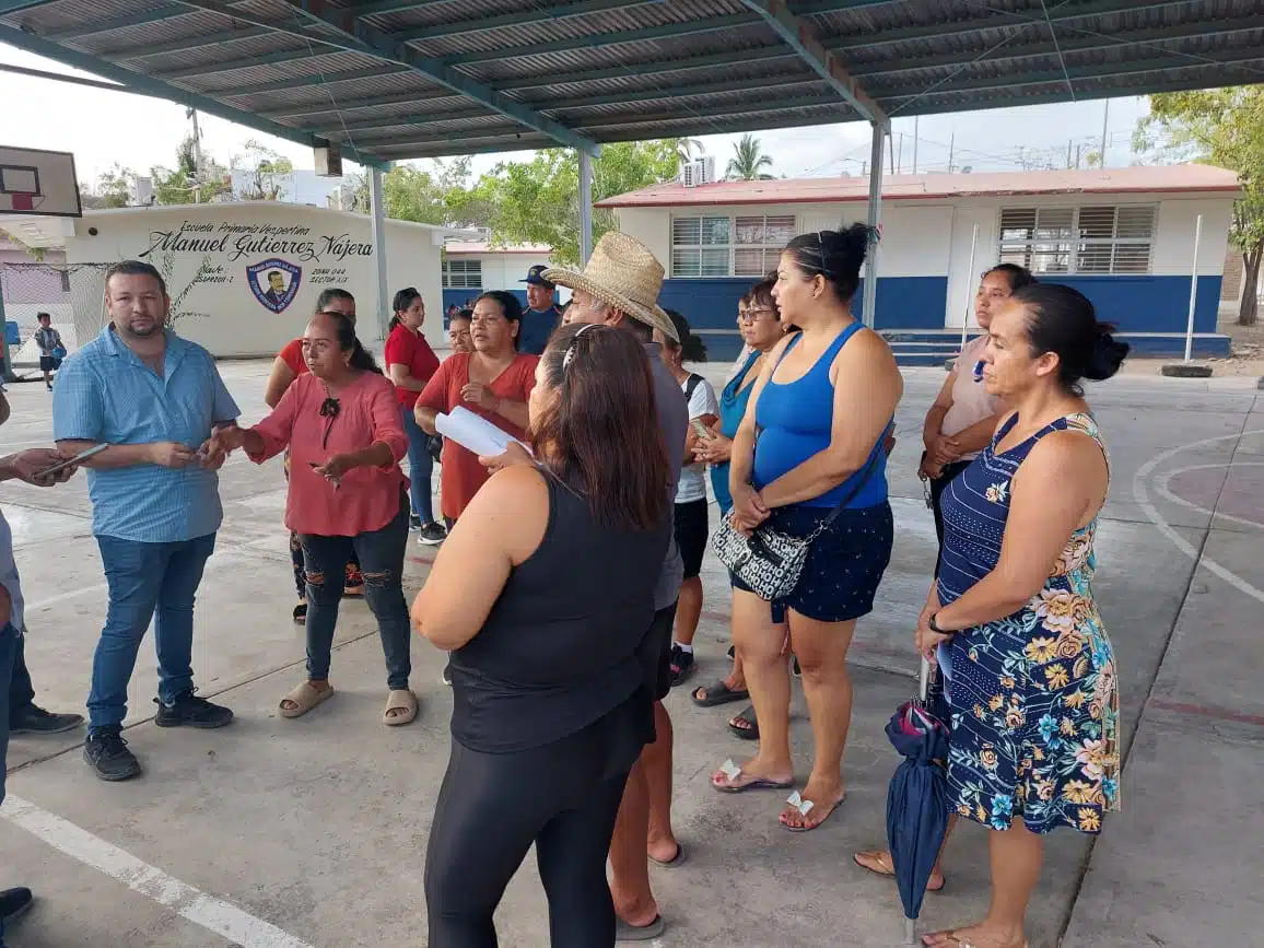 Personas en la explanada de la Escuela Primaria “Manuel Gutiérrez Nájera” de Mazatlán
