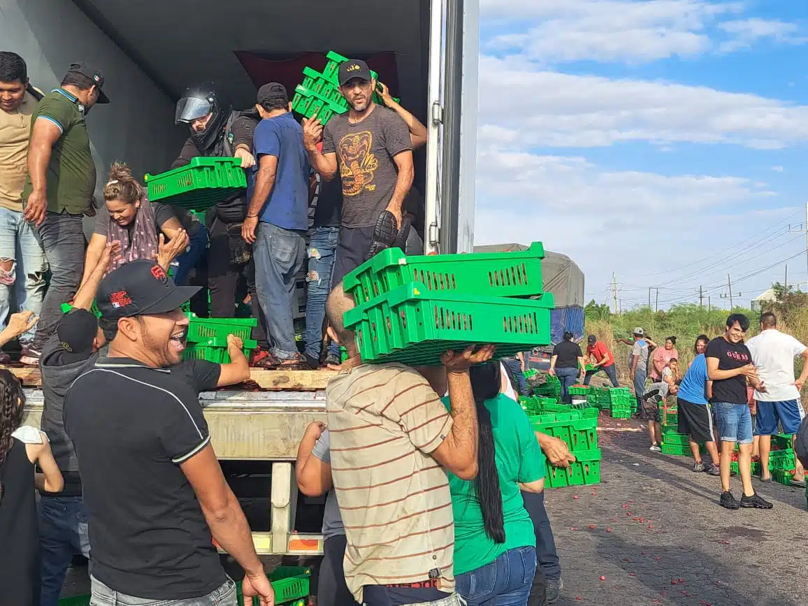 Personas haciendo rapiña de fresas en un tráiler tras accidente en la México 15 a la altura de Guasave