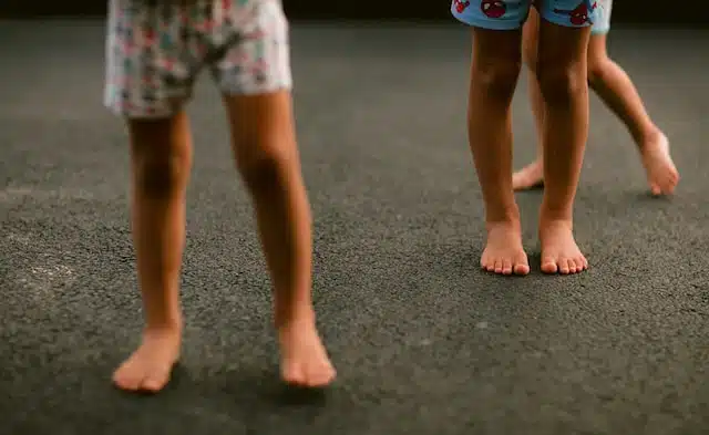 Pies descalzos de 3 niños