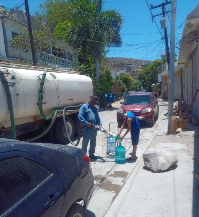Una pipa de agua abasteciendo a la población de Topolobampo