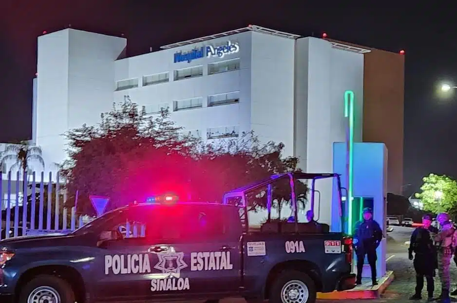Patrulla de la Policía Estatal de Sinaloa afuera del hospital Ángeles en Culiacán