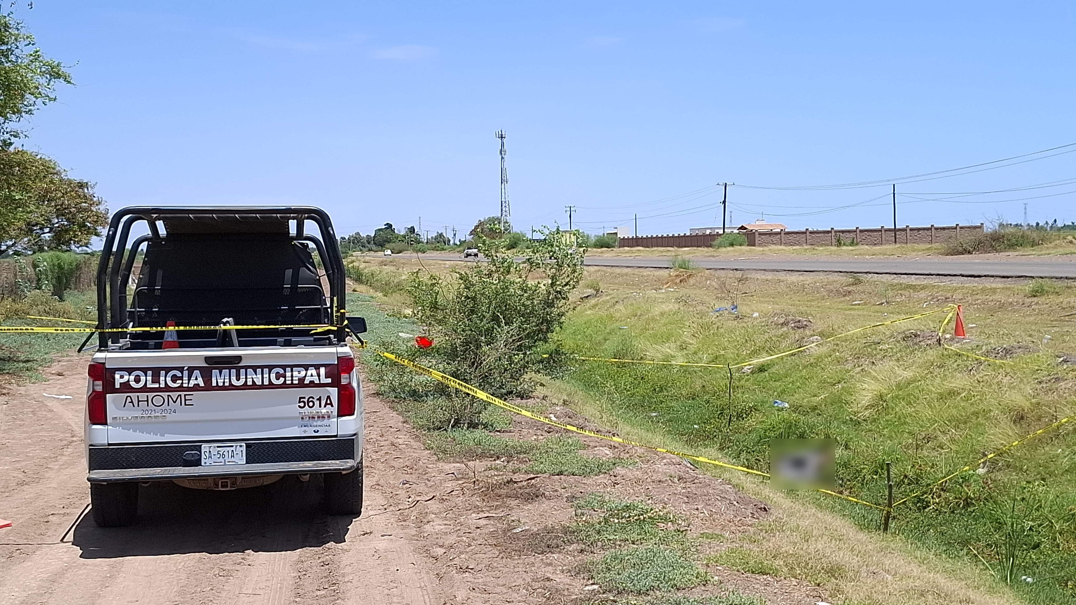 Patrulla de la Policía Municipal de Ahome en el lugar donde encontraron sin vida a Omar