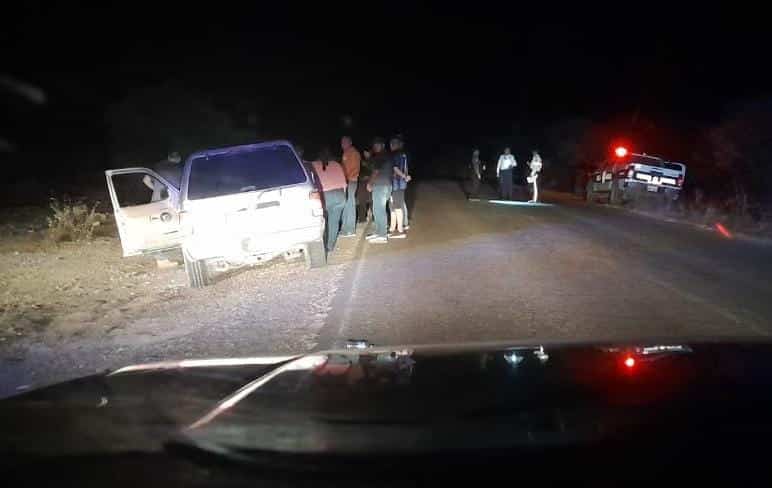 Patrulla de la Policía Municipal y personas junto a una camioneta en la que trasladaban a Juan Martín quien había sufrido un accidente en su motocicleta en El Fuerte