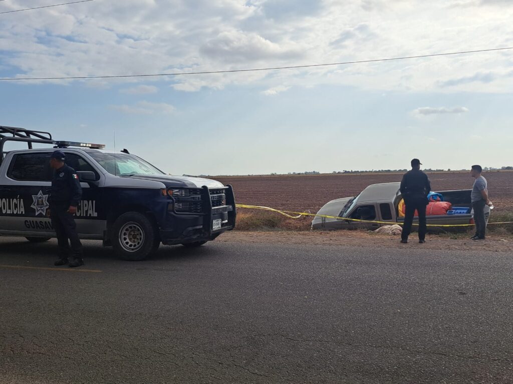 Policía Municipal de Guasave en el lugar donde Daniel quedó sin vida en su camioneta