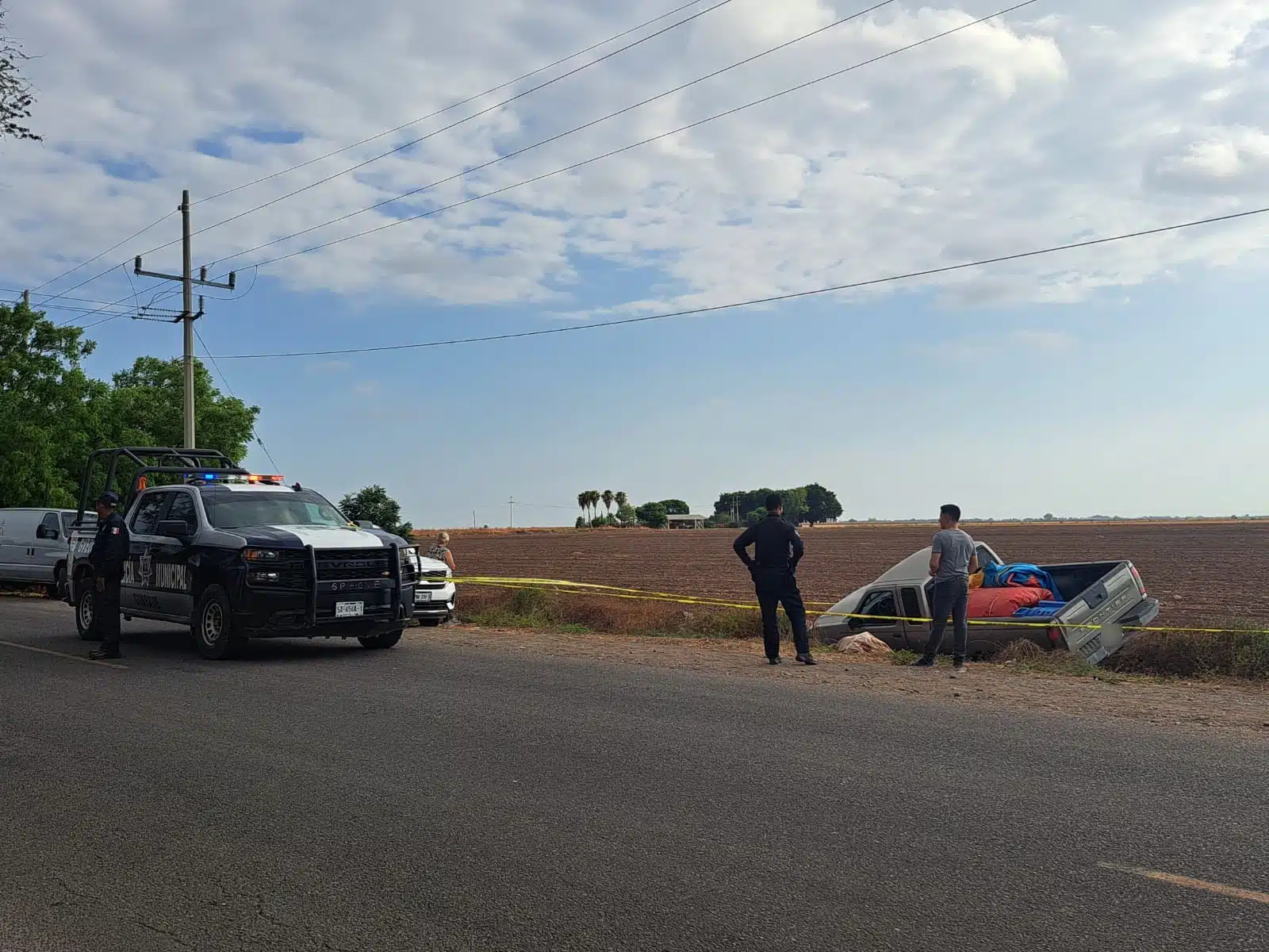 Policía Municipal de Guasave en el lugar donde Daniel quedó sin vida en su camioneta
