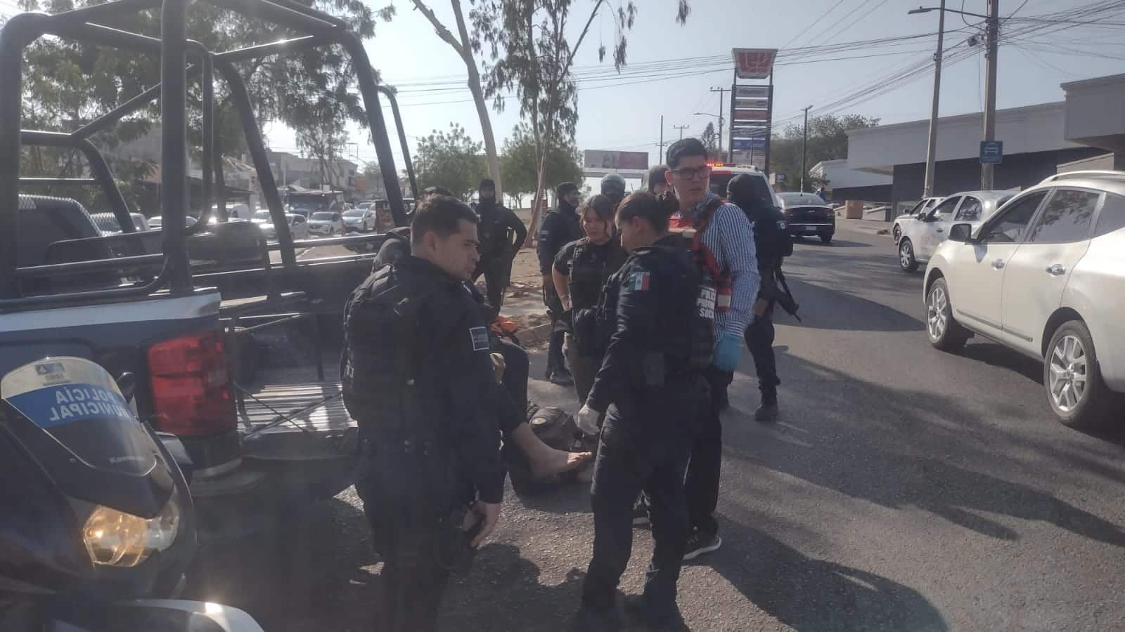Agentes preventivos auxiliando al compañero lesionado tras su accidente vial