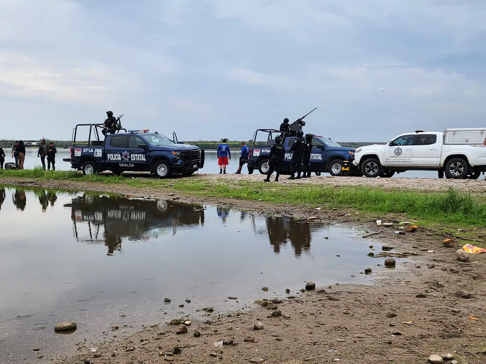 Policías estatales y de investigación en el dique La Primavera donde hallaron a una mujer sin vida este domingo