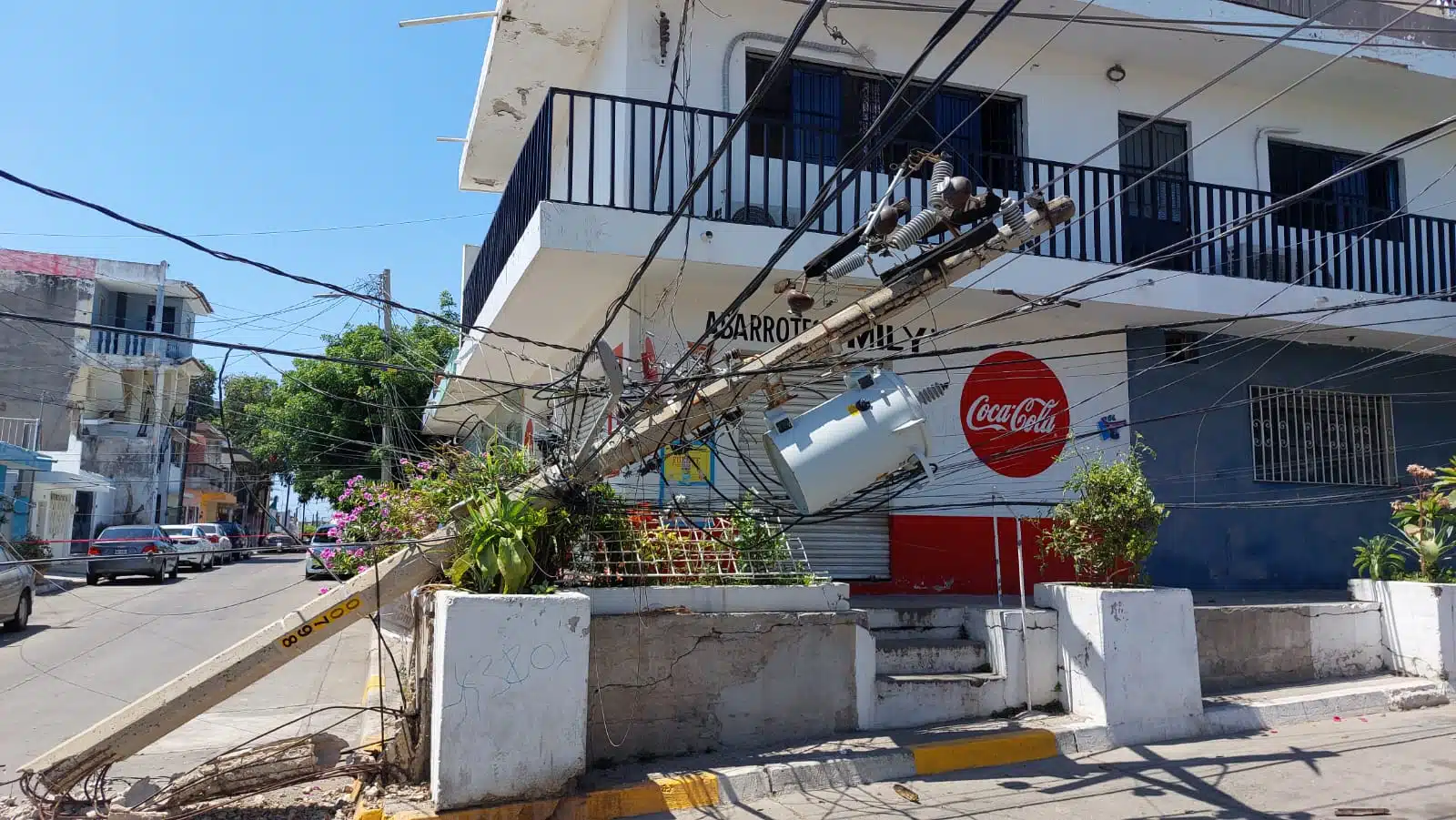 Poste de concreto con electricidad se cae en colonia de Mazatlán