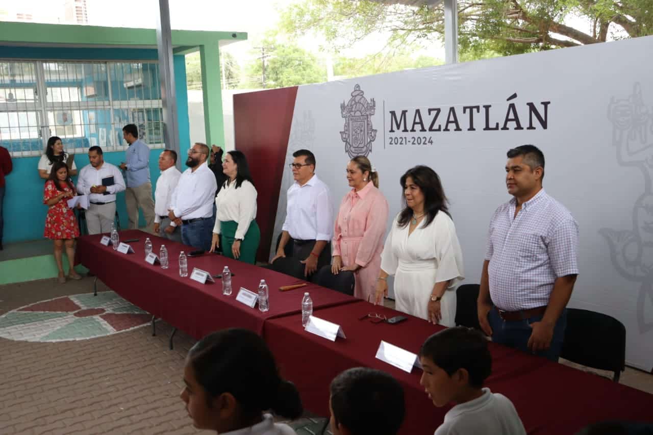 Acalde, docentes y funcionarios en el Lunes Cívico en la primaria “Licenciado Benito Juárez”