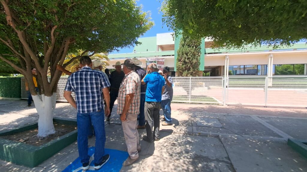 Manifestación pacífica en un centro de acopio de Guasave