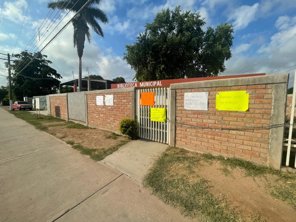 Instalaciones de El Guayabo con carteles de protesta