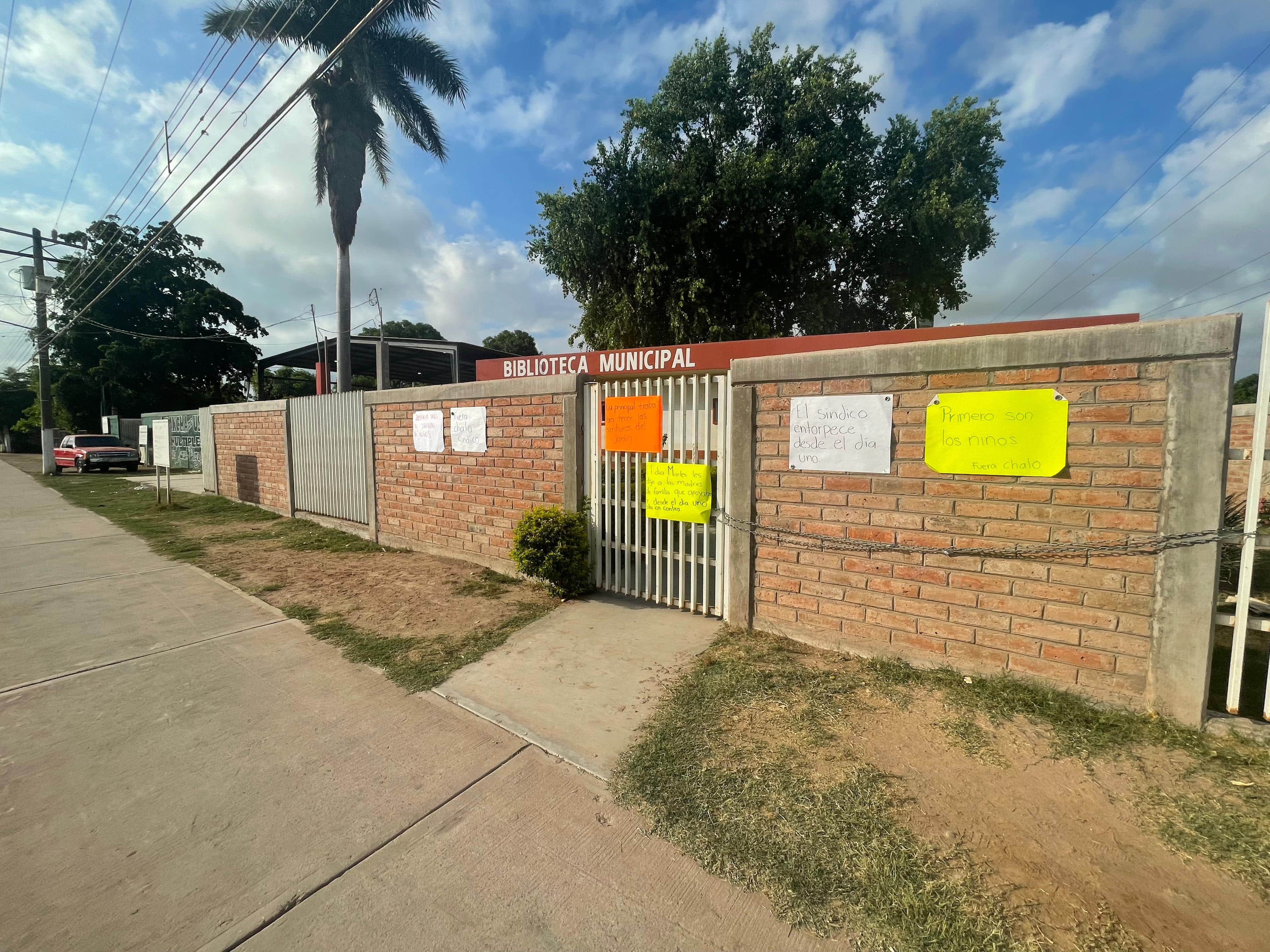 Instalaciones de El Guayabo con carteles de protesta