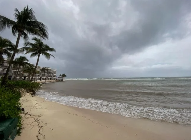 Activan alerta azul en Quintana Roo por huracán Beryl