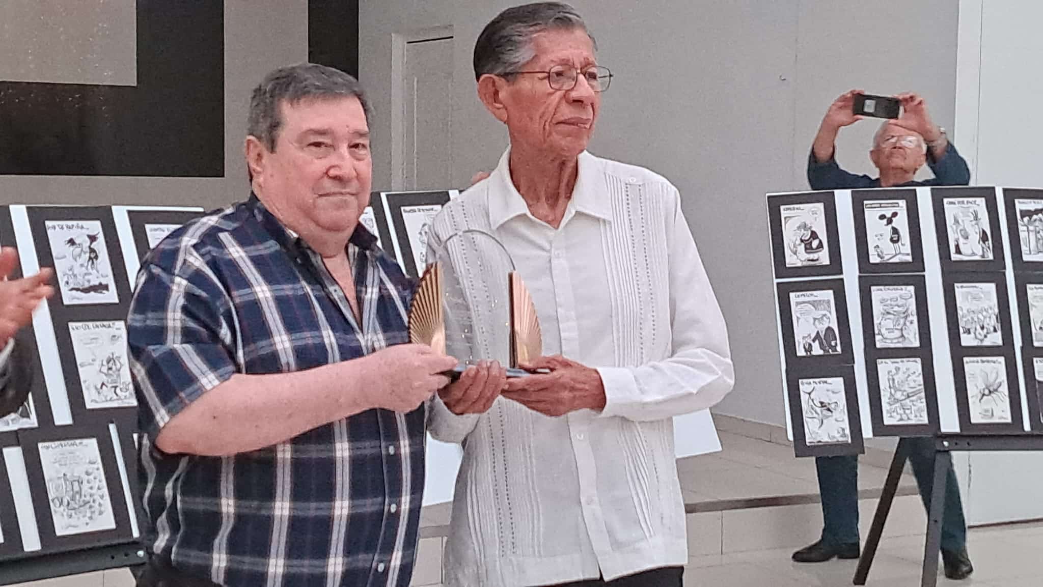 Entregan reconocimiento a caricaturista Rafael Sánchez
