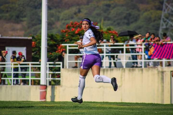 Rashel Rivera en la cancha