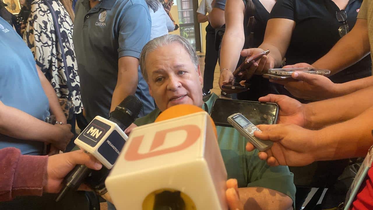 Raúl Rico González, director del Instituto de Cultura, Turismo y Arte de Mazatlán, en entrevista con los medios de comunicación