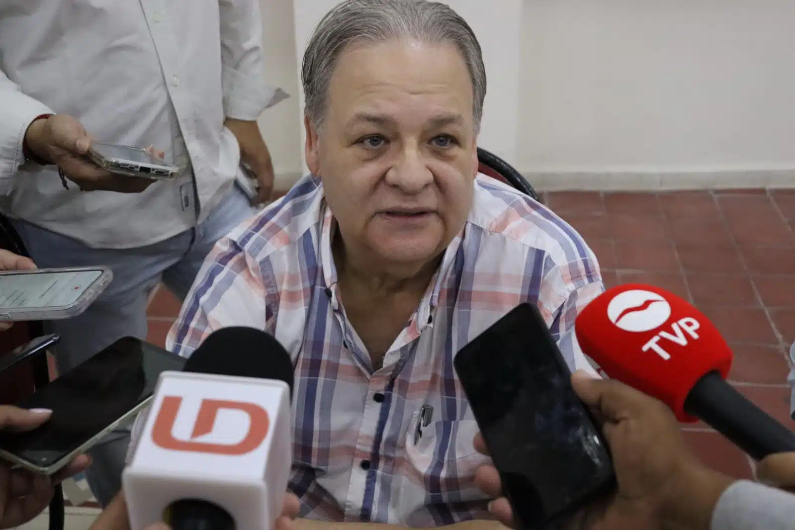 Raúl Rico González, director del Instituto de Cultura y Arte de Mazatlán, en entrevista con los medios de comunicación
