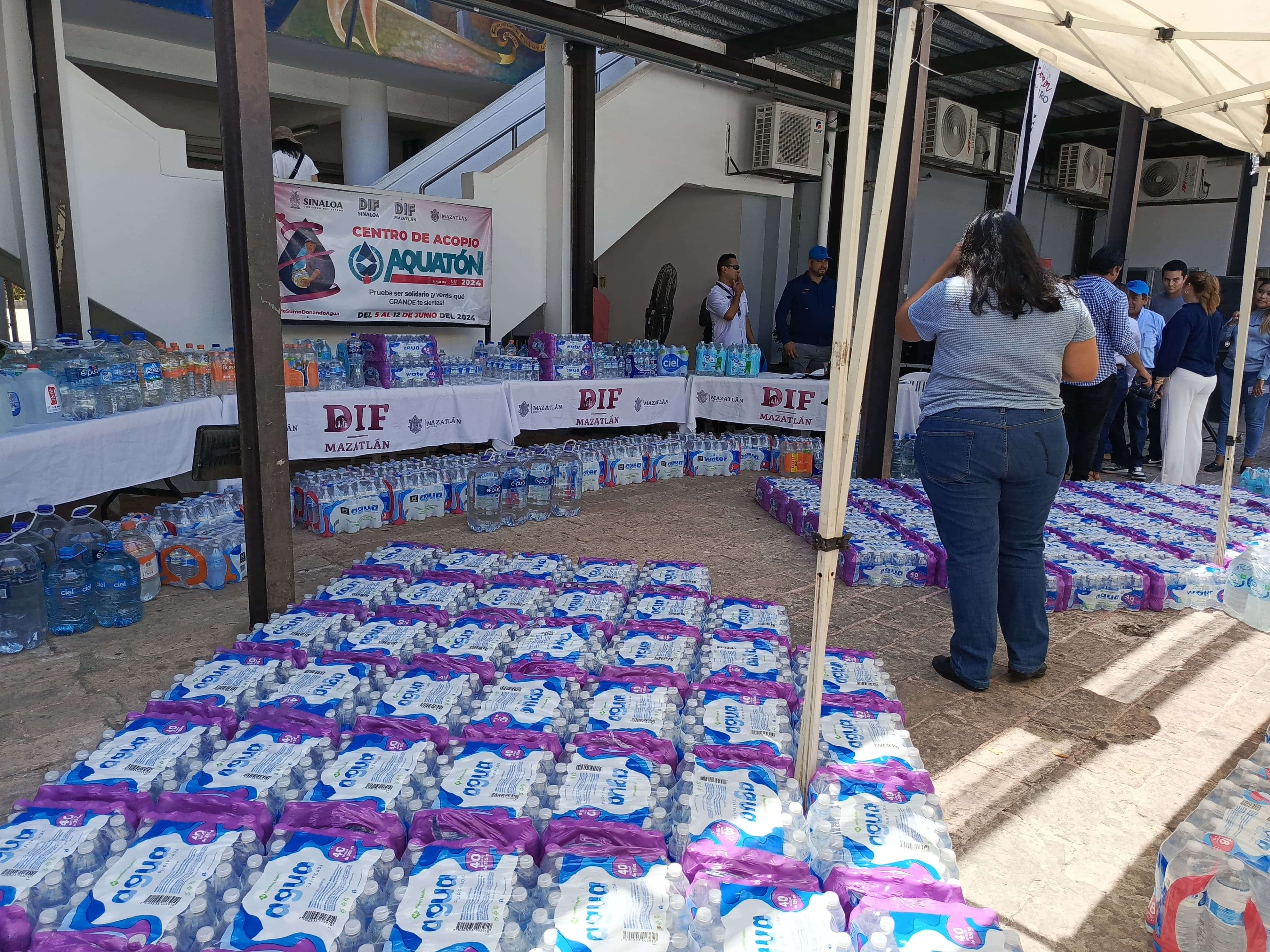 Recolección de agua embotellada en el DIF Mazatlán