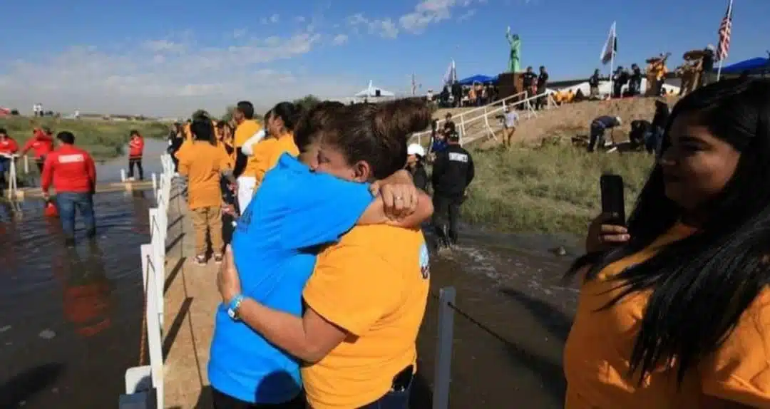 Dos personas se abrazan tras reencontrarse en México