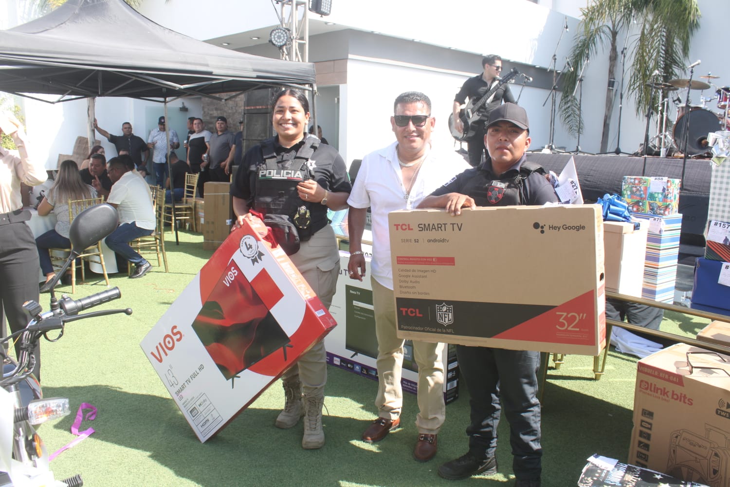 Personas con su regalo en el Día del Policía Municipal en Mazatlán
