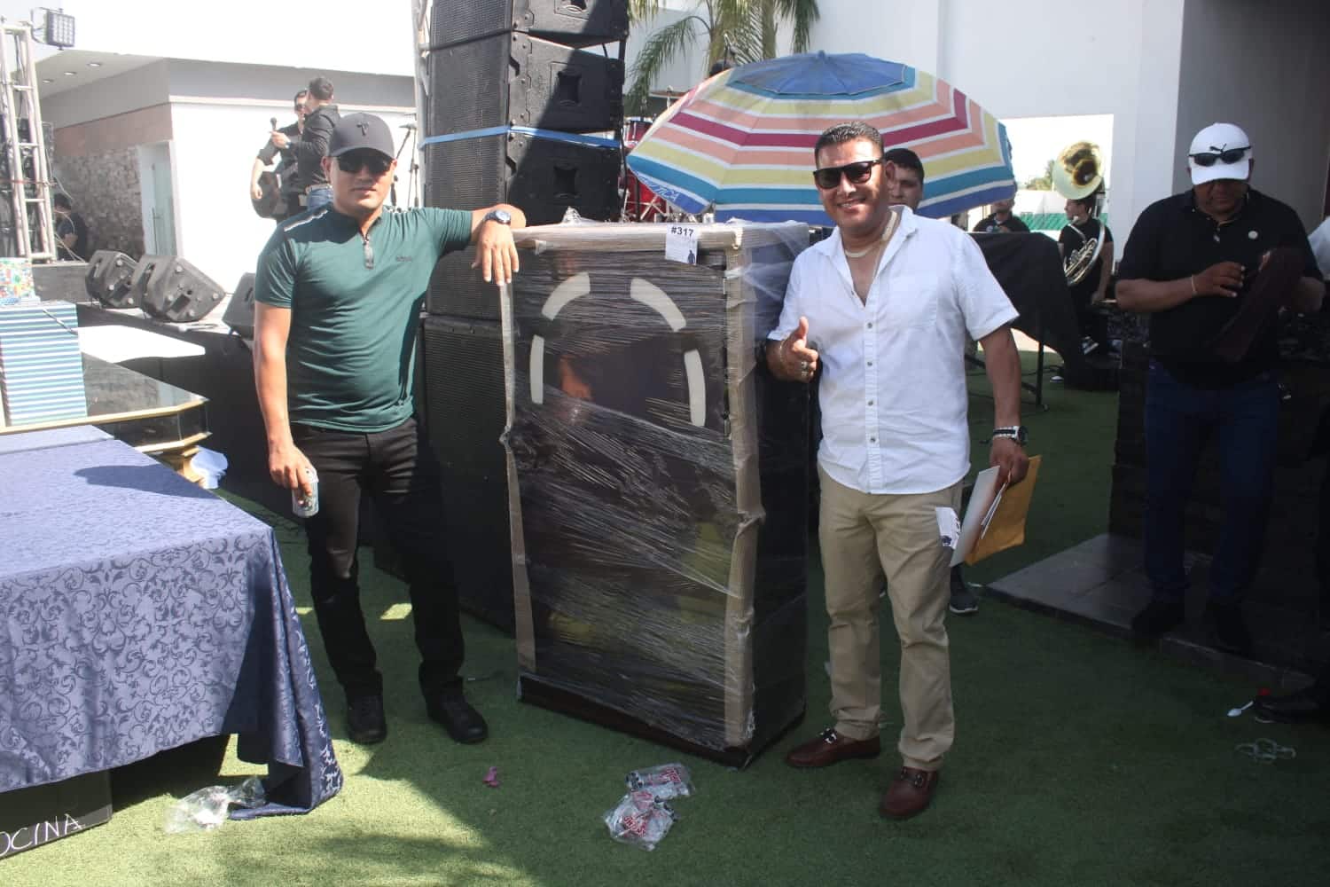 Personas con su regalo en el Día del Policía Municipal en Mazatlán