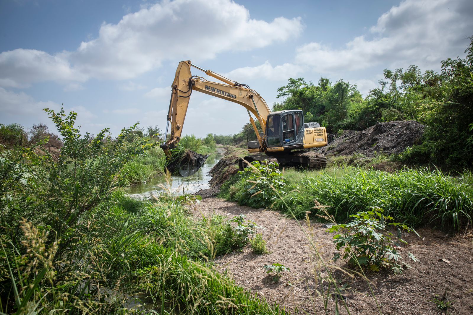 Retroexcavadora en un arroyo de Culiacán limpiando