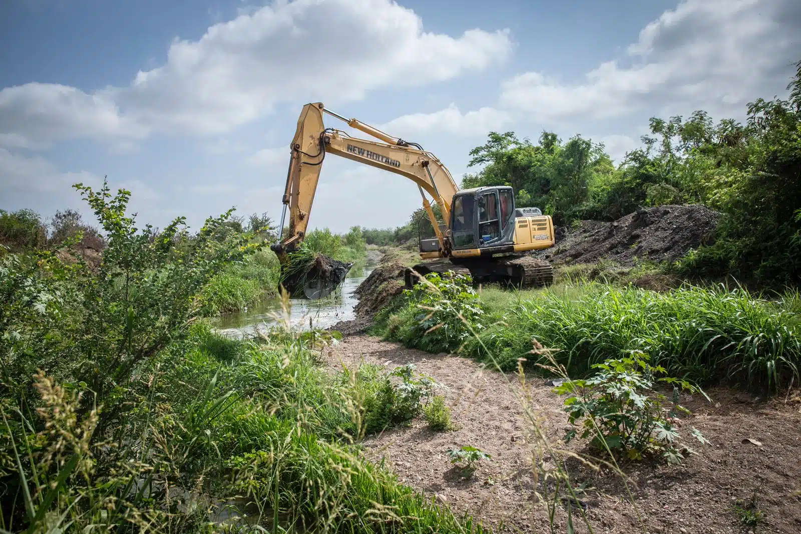 Retroexcavadora en un arroyo de Culiacán limpiando