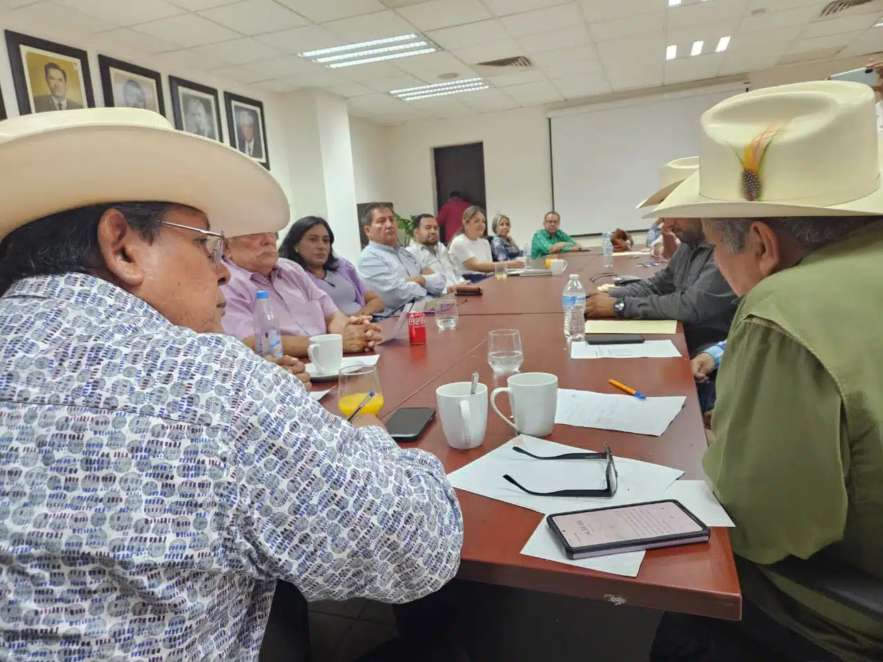 Reunión entre líderes agrícolas y ganaderos con el secretario José Jaime Montes