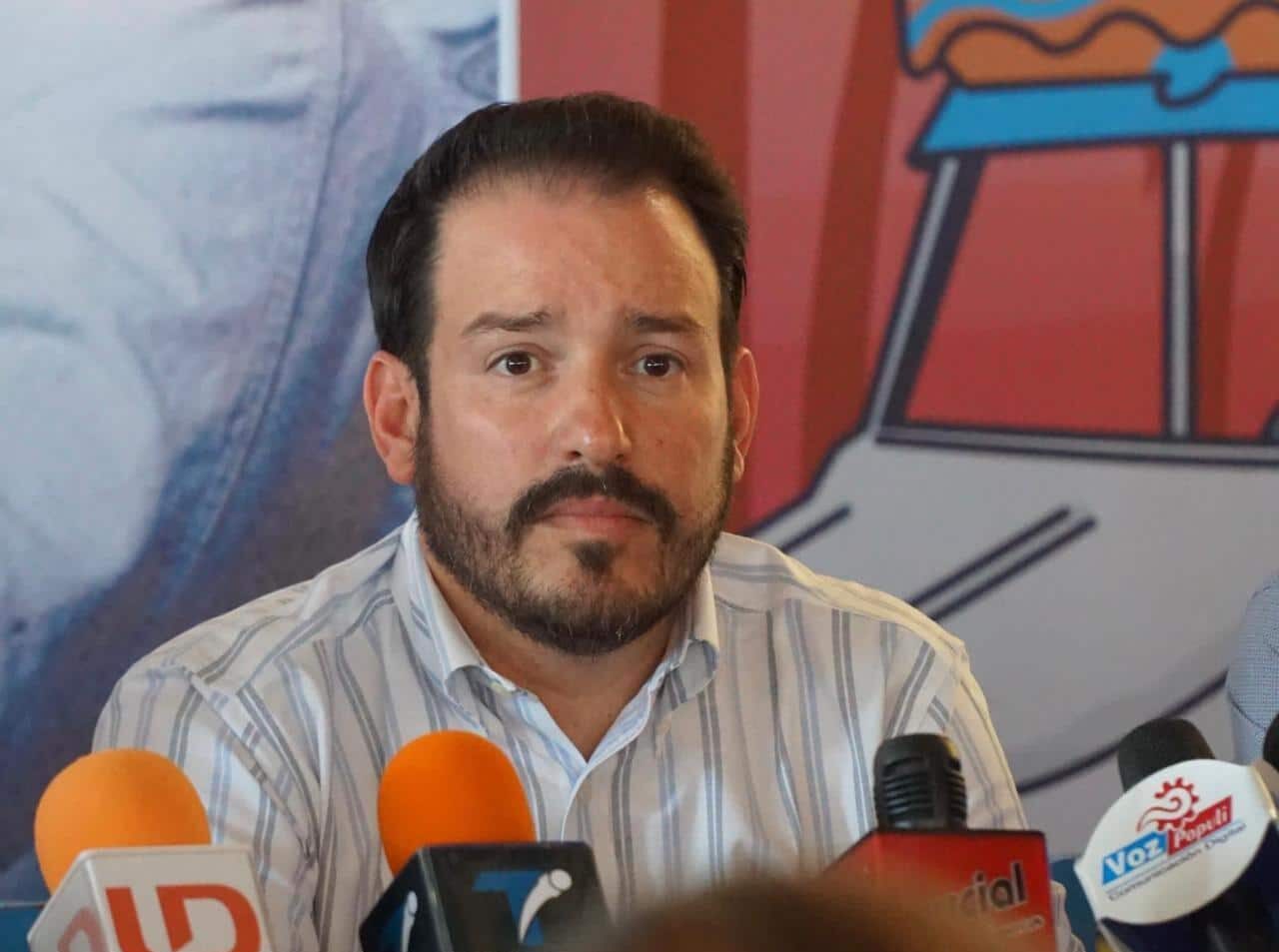 Ricardo Velarde Cárdenas, encargado de despacho de la Secretaría de Turismo estatal, en conferencia de prensa con los medios de comunicación en Mazatlán