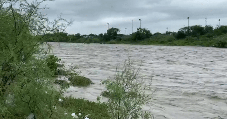 Persona es arrastrada por la corriente en Cadereyta