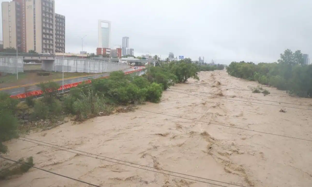 Río Santa Catarina en Monterrey a su capacidad máxima tras tormenta tropical Alberto