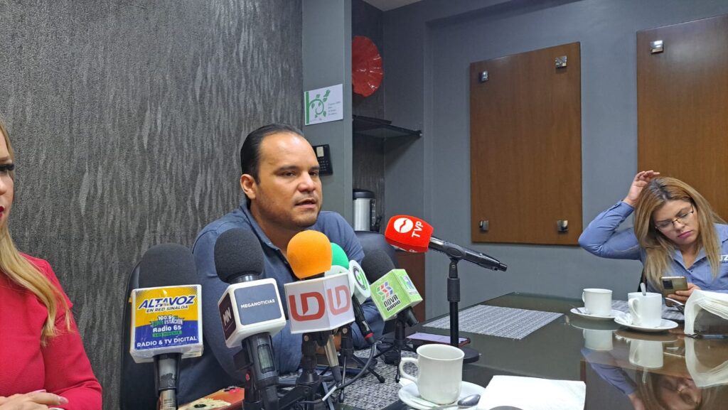 Roberto Miranda Lagarda, presidente de Canacintra en Los Mochis, en conferencia con los medios de comunicación