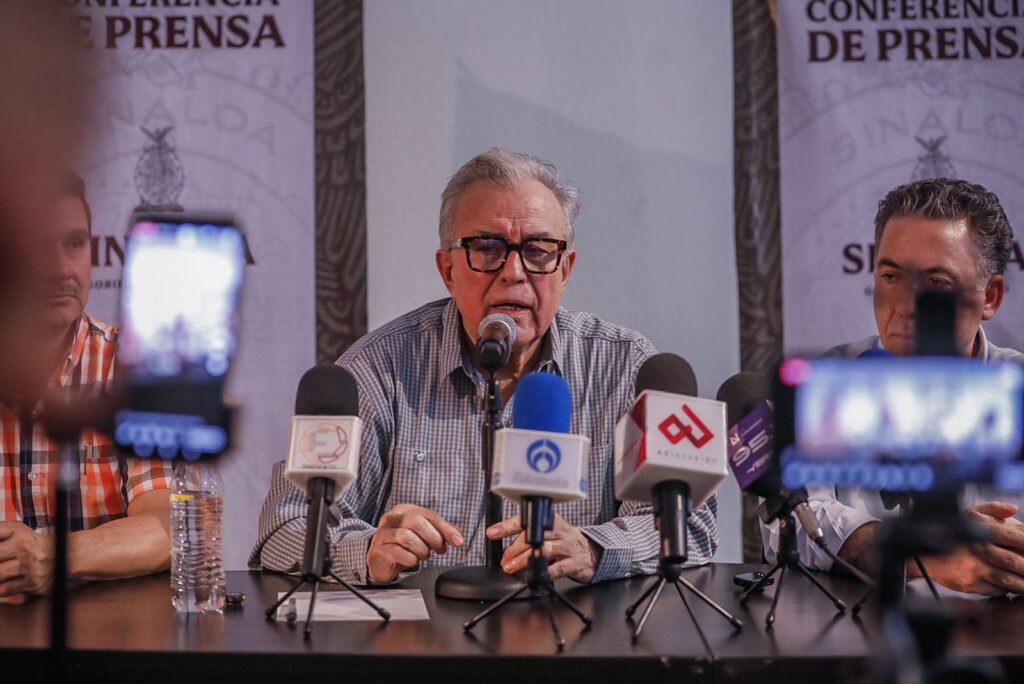 Rubén Rocha Moya, gobernador de Sinaloa, en conferencia de prensa con los medios de comunicación en Guamúchil
