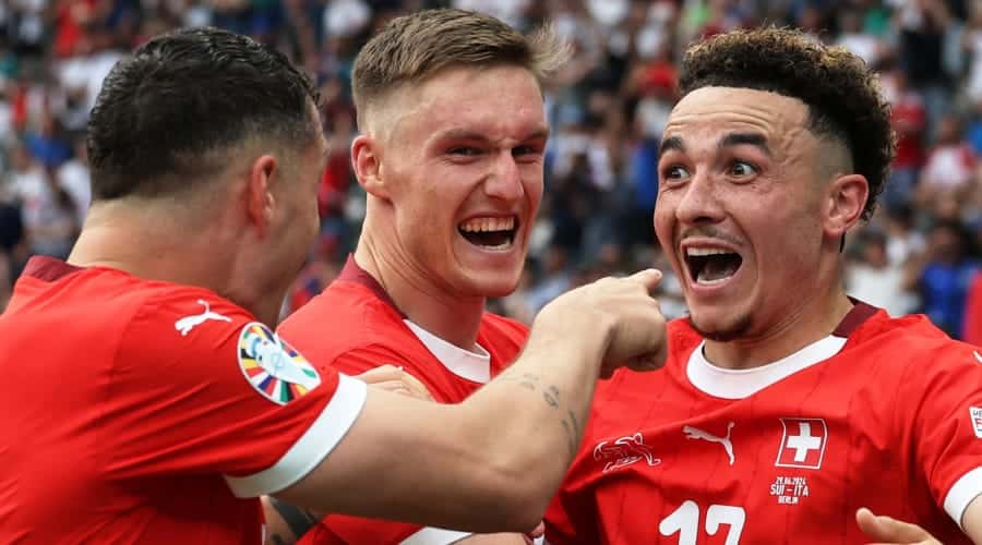 Ruben Vargas festeja su gol con Suiza para eliminar a Italia en Euro 2024