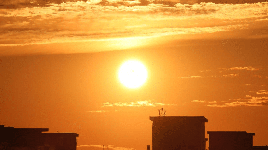Intenso sol golpeando la ciudad