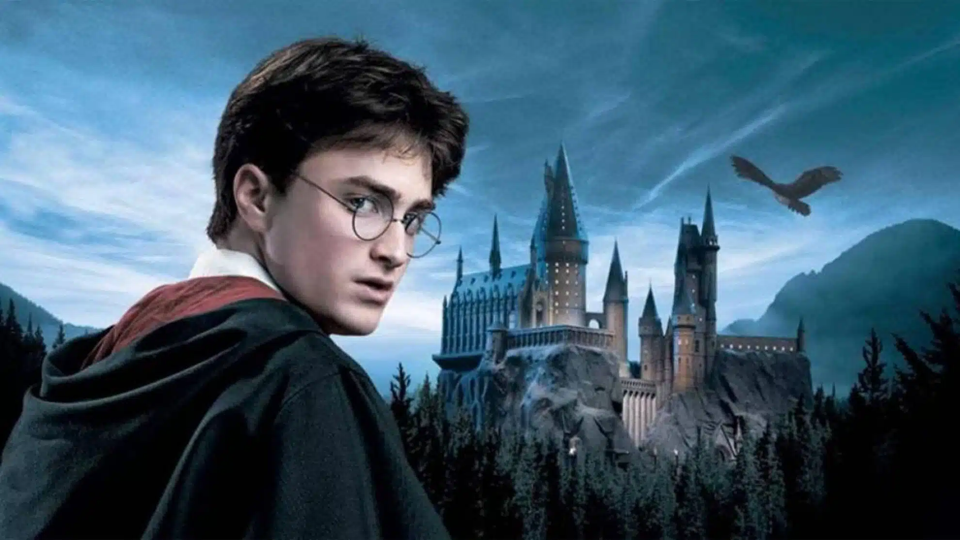 Daniel Radcliffe como el personaje Harry Potter en el lado izquierdo de la imagen