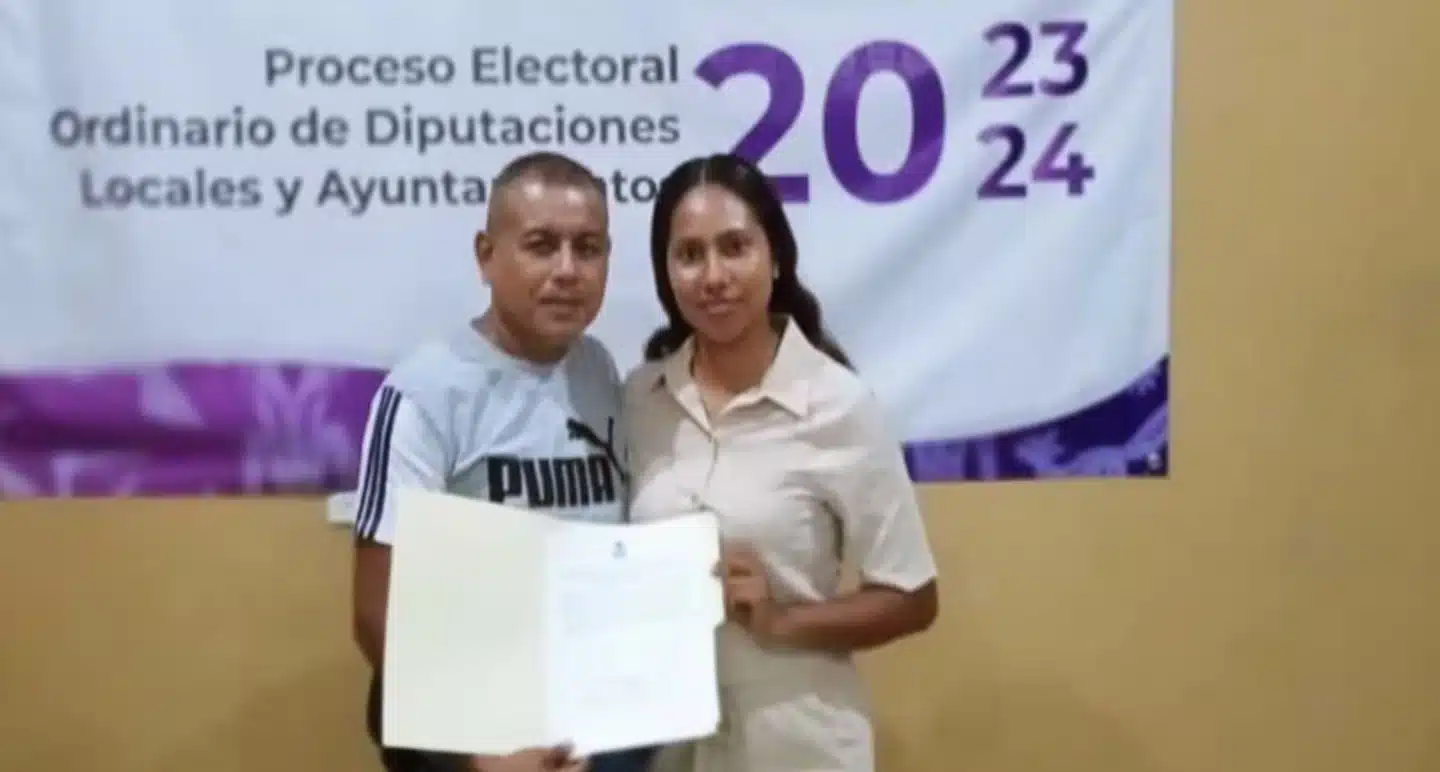 Salvador Villalba Flores posó con la constancia que lo acreditaba como presidente municipal electo de Copala