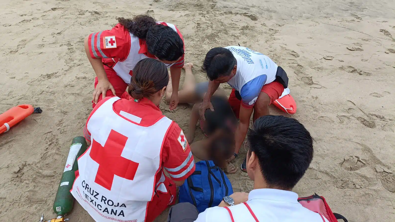 Rescate de mujer en playa de Mazatlán