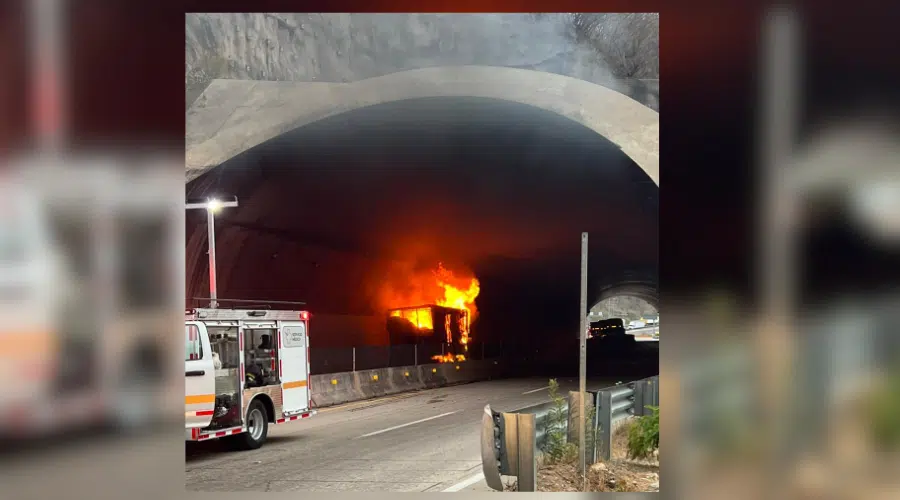 Tráiler se incendia por la carretera Mazatlán-Durango
