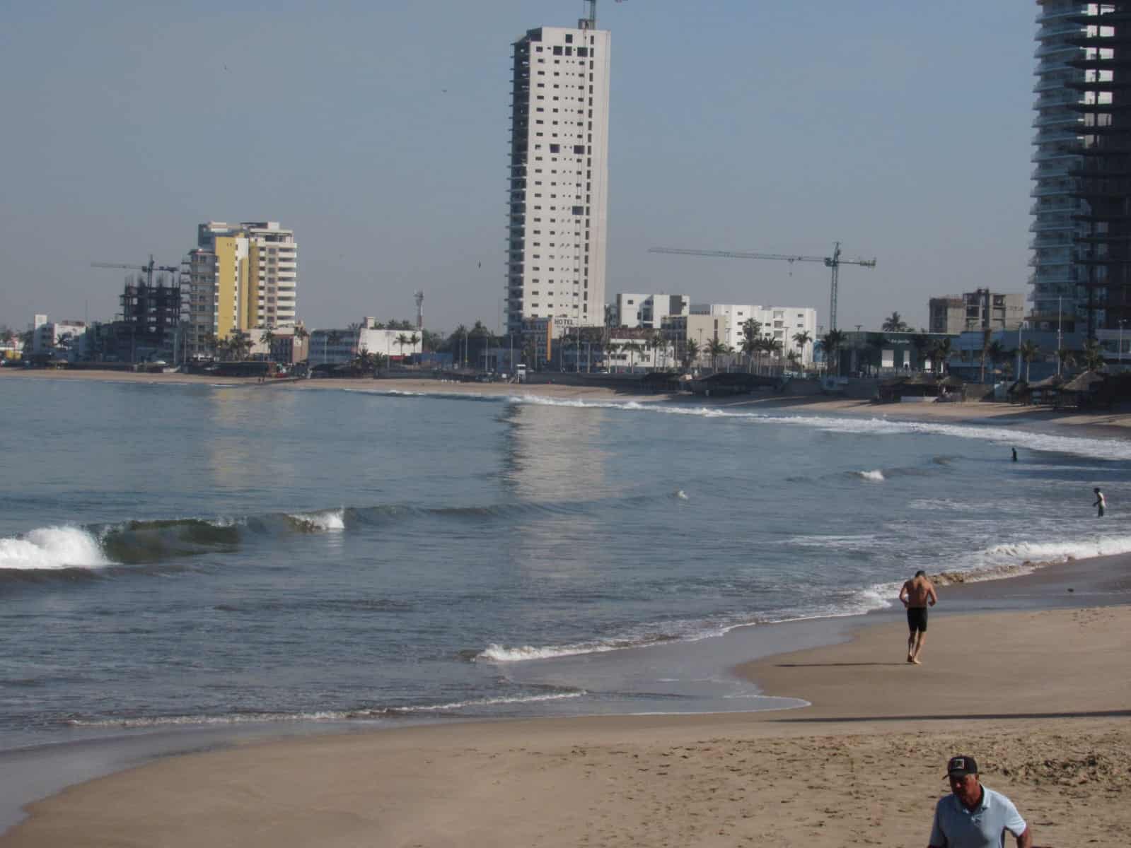 Seguridad Pública en Mazatlán alerta sobre mar de fondo en playas del puerto