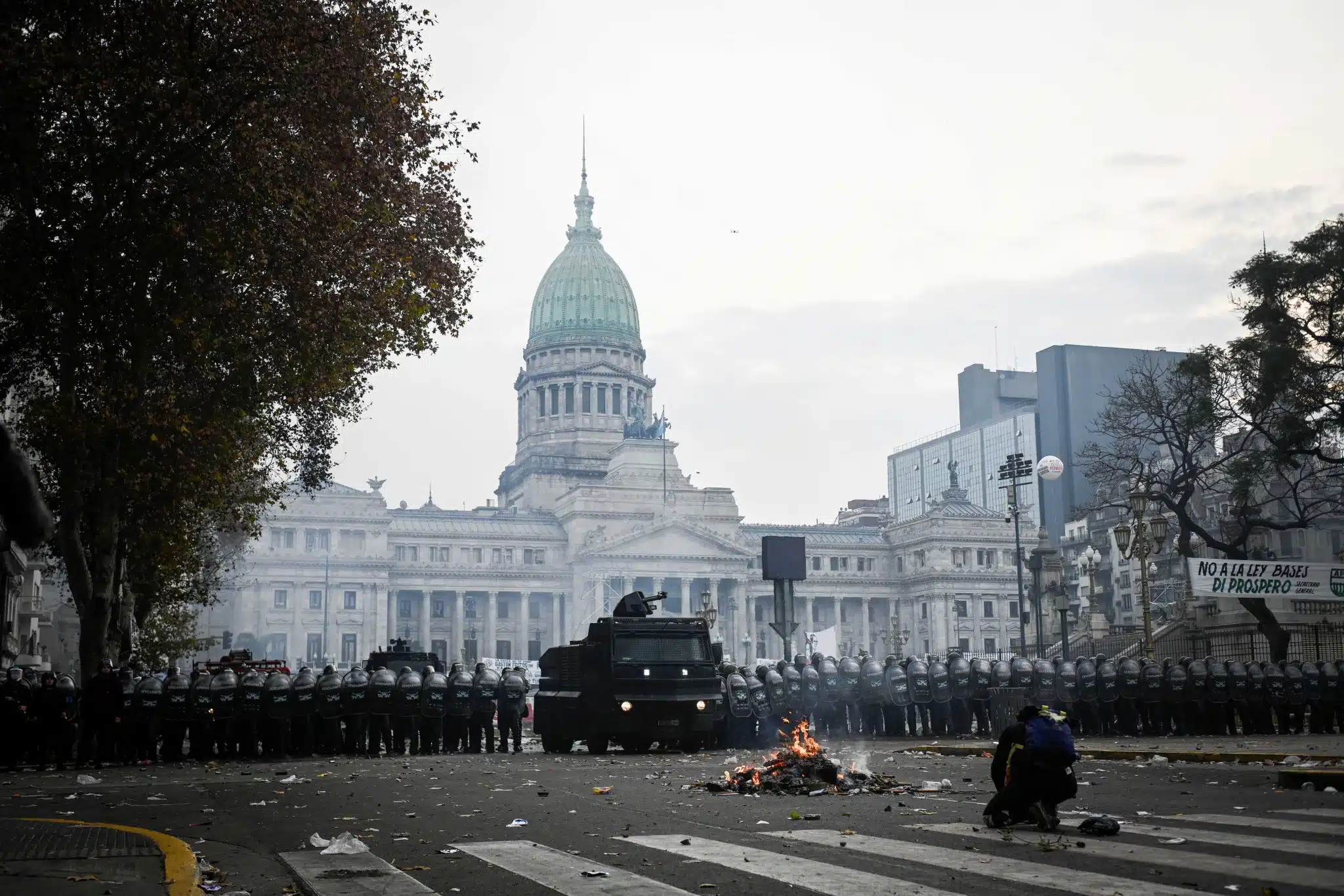 Senado argentino aprueba paquete de reformas de Milei; se desatan violentas protestas
