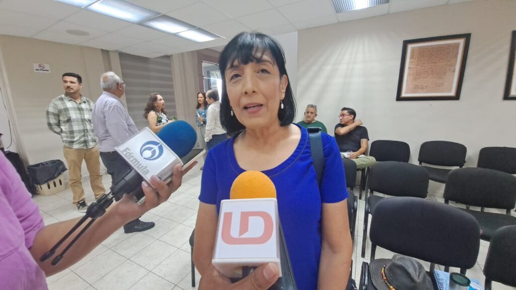 Sofía Trejo Lemus, fundadora de MazConCiencia, en entrevista con los medios de comunicación en Mazatlán