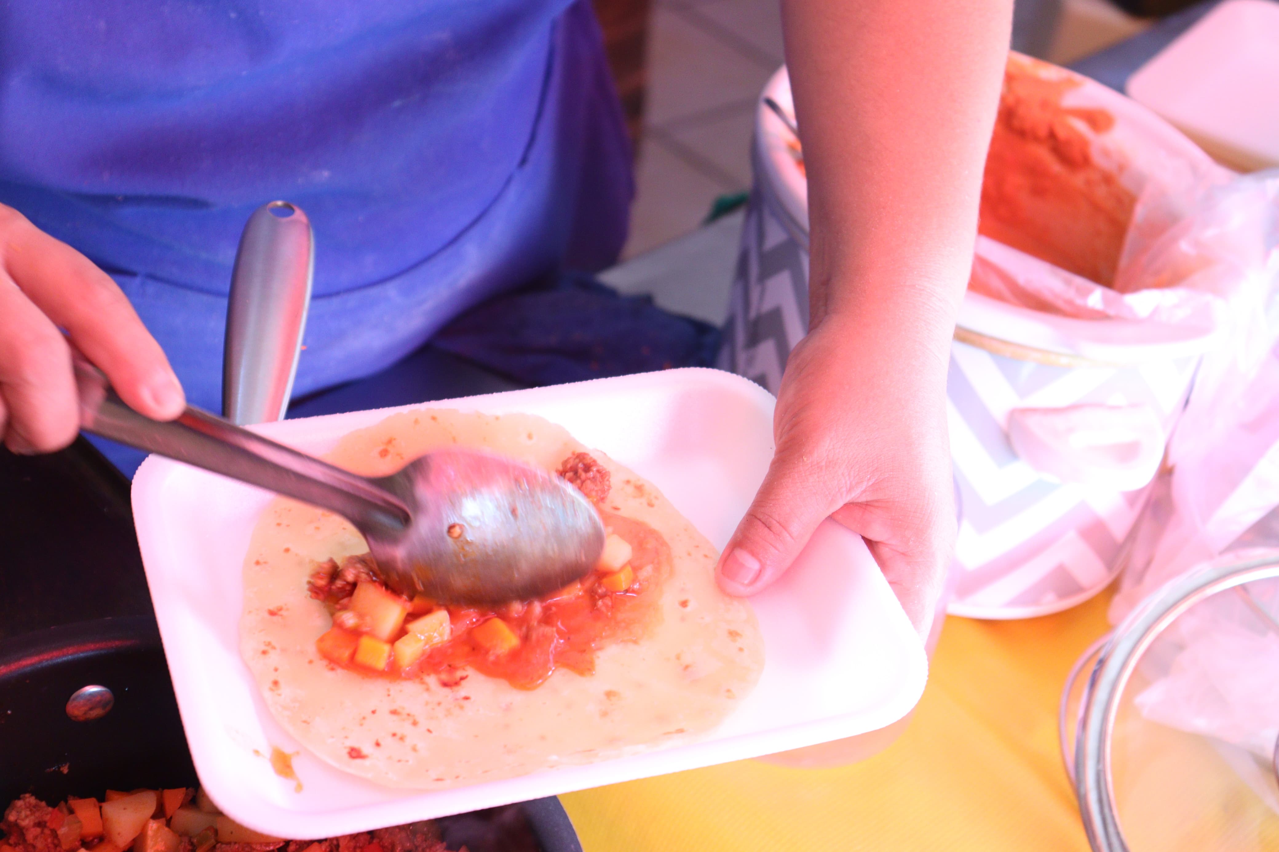 Los mochitenses se han solidarizado con una venta de tacos de guiso y tortillas de harina en beneficio a Ricardo