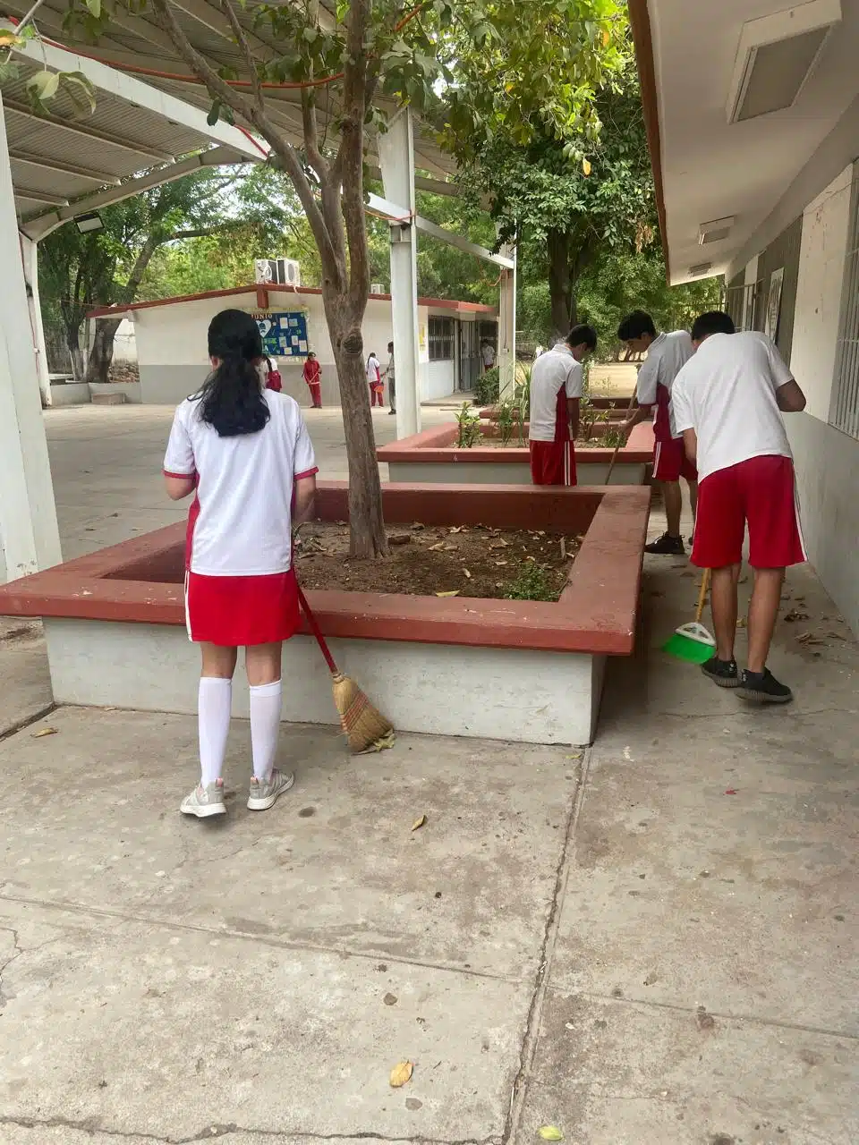 Tras la ausencia del intendente, alumnos de la Telesecundaria 38R se encargan de la limpieza