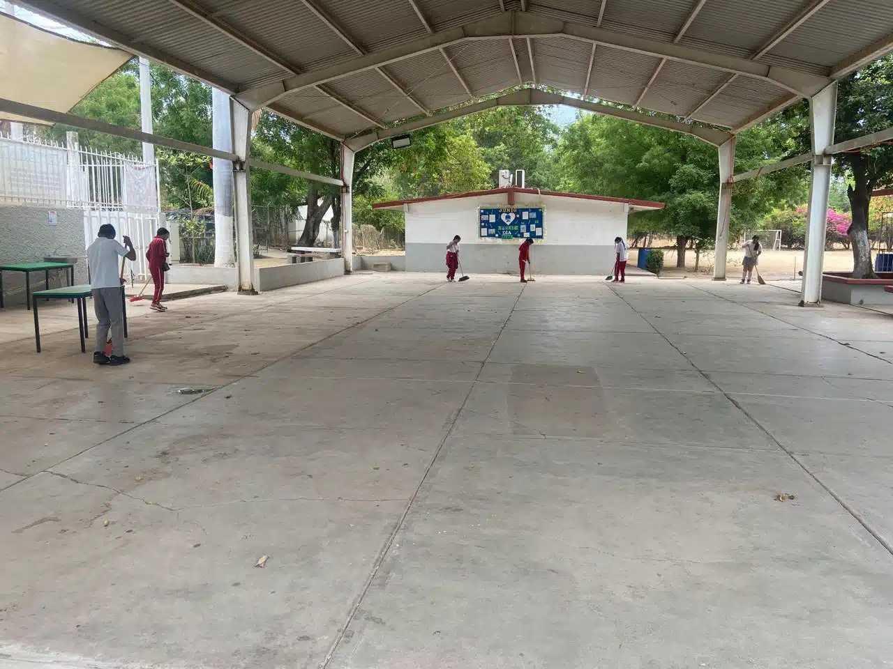 Alumnos de la Telesecundaria 38R limpiando el plantel escolar