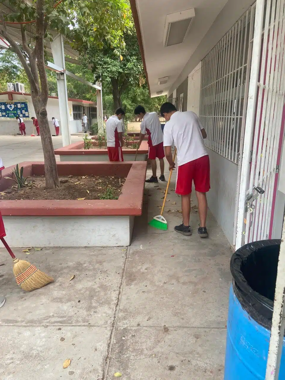 Tras la ausencia del intendente, alumnos de la Telesecundaria 38R se encargan de la limpieza