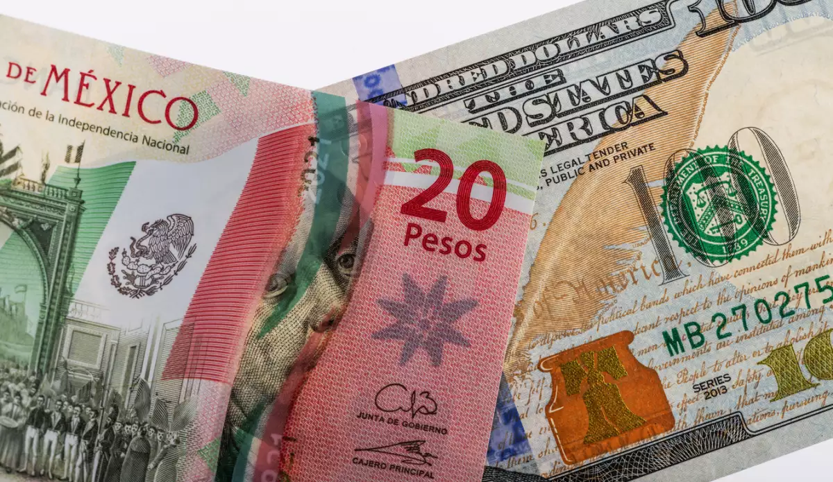 Dólar y billete mexicano